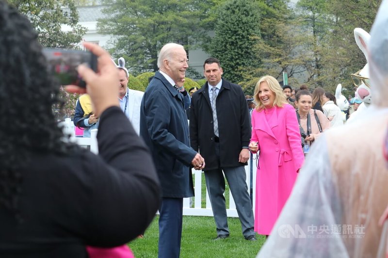 今年3月31日是復活節，白宮4月1日舉辦滾彩蛋活動，總統拜登（Joe Biden）（左2中間）與第一夫人吉兒（著粉紅色衣服）在白宮南草坪與民眾同樂。中央社記者石秀娟華盛頓攝  113年4月2日