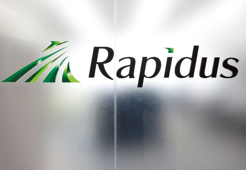 日本經濟產業大臣齋藤健2日宣布，本年度將加碼補助日本政府與8家民間企業合資的晶圓代工廠Rapidus最多5900億日圓。圖為Rapidus的Logo。（路透社）