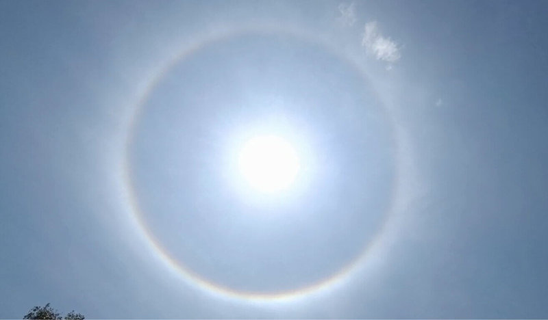 台東縣上空2日出現日暈現象,台東氣象站提醒民眾,觀看日暈時不要眼睛直視太陽,否則容易造成眼球受損,建議適當地用手將太陽遮住。(民眾提供)中央社記者盧太城台東傳真 113年4月2日