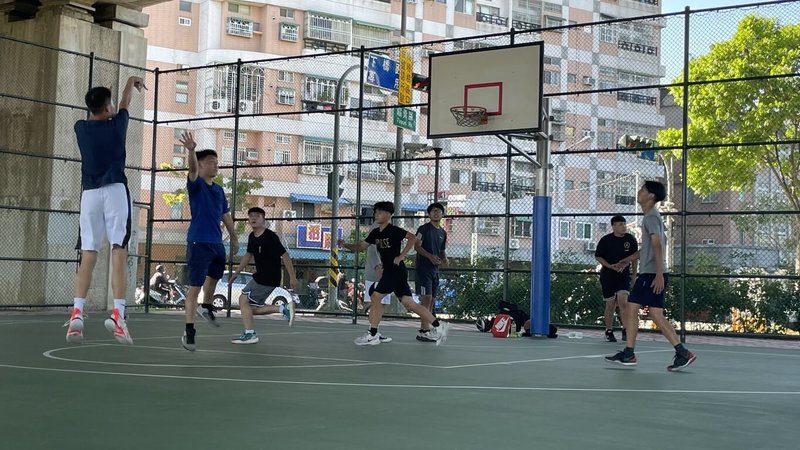 前十字韌帶撕裂是常見的運動傷害疾病之一,其中,籃球運動常會用到各種快跑、急停、煞車及轉身等動作,對於膝蓋造成不小壓力導致運動傷害。圖為示意圖。(亞大醫院提供)中央社記者趙麗妍傳真 113年4月2日