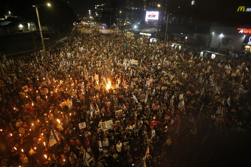 3月30日以色列特拉維夫數千人上街，要求總理尼坦雅胡下台。（安納杜魯新聞社）