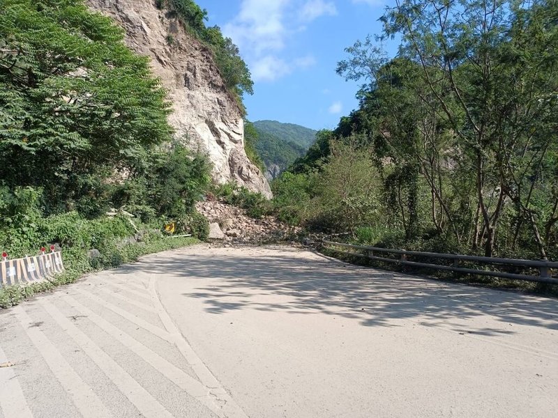 受花蓮地震影響，省道台11線花東海岸公路因落石受阻，目前雙向不通。（花蓮縣豐濱鄉公所提供）中央社記者張已亷傳真 113年4月3日