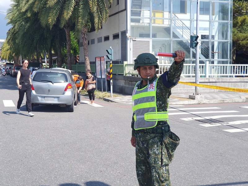 花蓮近海3日發生地震，憲兵地震後於花蓮縣執行交通指揮勤務。（國軍第二作戰區提供）中央社記者吳書緯傳真 113年4月3日