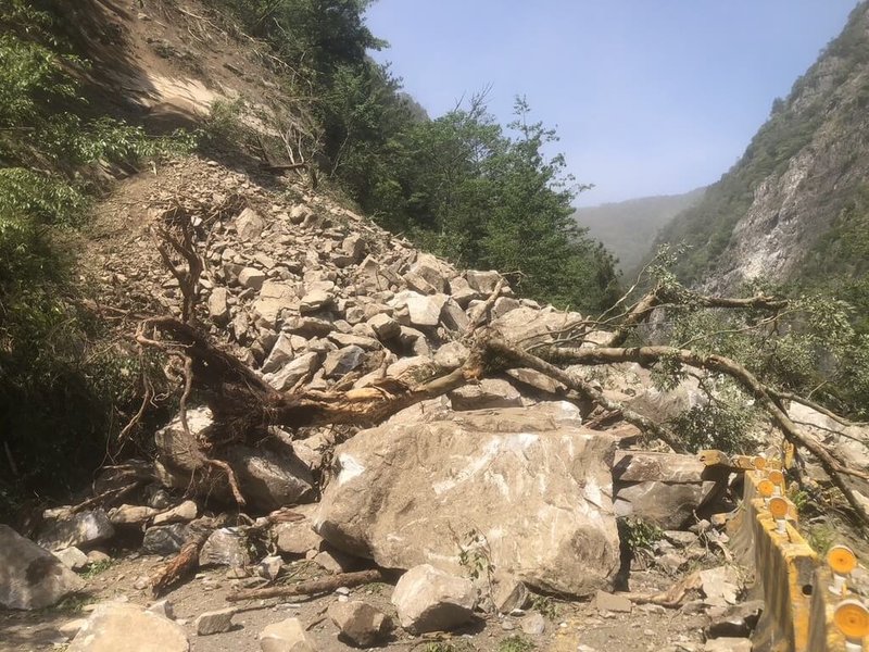 受花蓮近海3日上午強震影響，中橫便道多處出現落石坍方，道路阻斷，交通部公路局中區養護工程分局谷關工務段已派出機具，兩端並進，盼儘快搶通道路。（谷關工務段提供）中央社記者趙麗妍傳真 113年4月3日