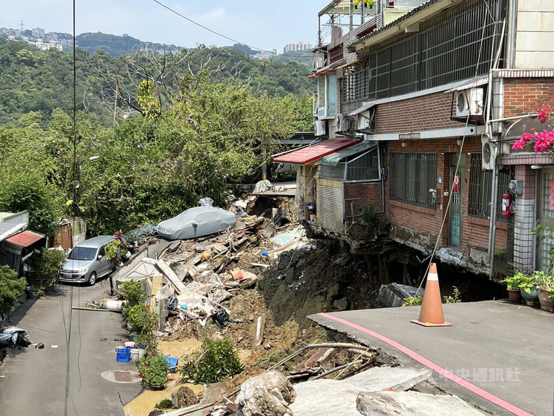 受地震影響，新北市新店區安泰路60巷內某社區8棟建築物3日地基下陷及道路坍塌，新北市政府消防局表示，8戶共13人全數撤離。中央社記者楊侃儒攝 113年4月3日