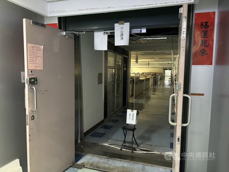 受花蓮強震影響,台北市市政大樓9樓與10樓間夾層出現裂縫,現場貼起「小心頭頂」標語。中央社記者陳昱婷攝 113年4月3日