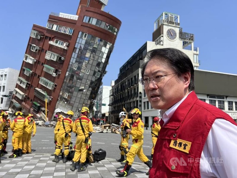 花蓮3日上午近海發生強震,交通中斷,內政部長林右昌(前右)指出,目前花蓮鐵公路中斷,預計最快4日凌晨先搶通鐵路單向通車。中央社記者盧太城攝 113年4月3日