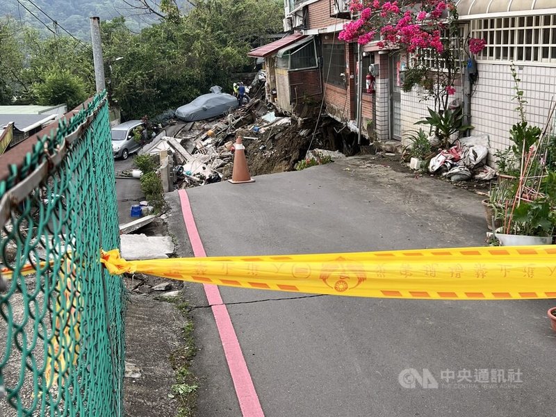 新北市新店區安泰路某社區8棟建築物3日受花蓮地震影響，造成地基下陷，道路坍塌。中央社記者楊侃儒攝  113年4月3日