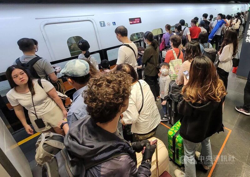 受到3日花蓮地震影響，導致高鐵部分班次取消，台灣高鐵公司除加開全車自由座列車因應外，也同步於車站及列車加強對旅客廣播，說明延遲情形。中央社記者鄭清元攝  113年4月3日