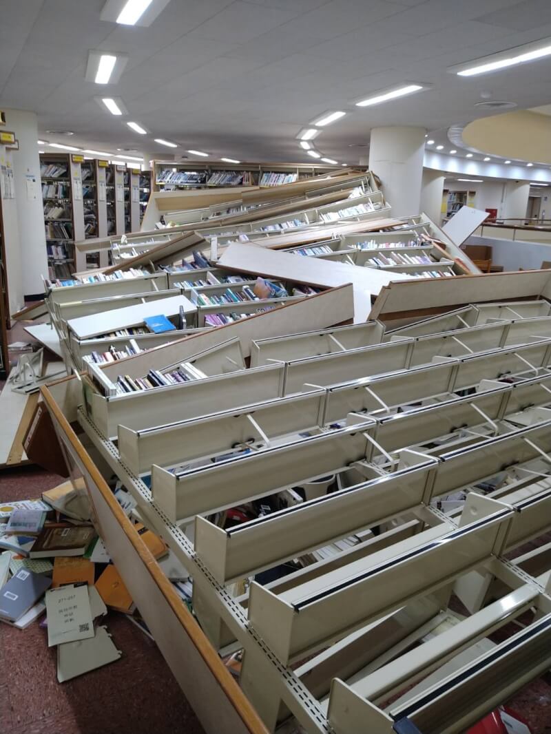 台灣師範大學圖書館整排書櫃倒榻。(圖取自facebook.com/ntnulib.m)