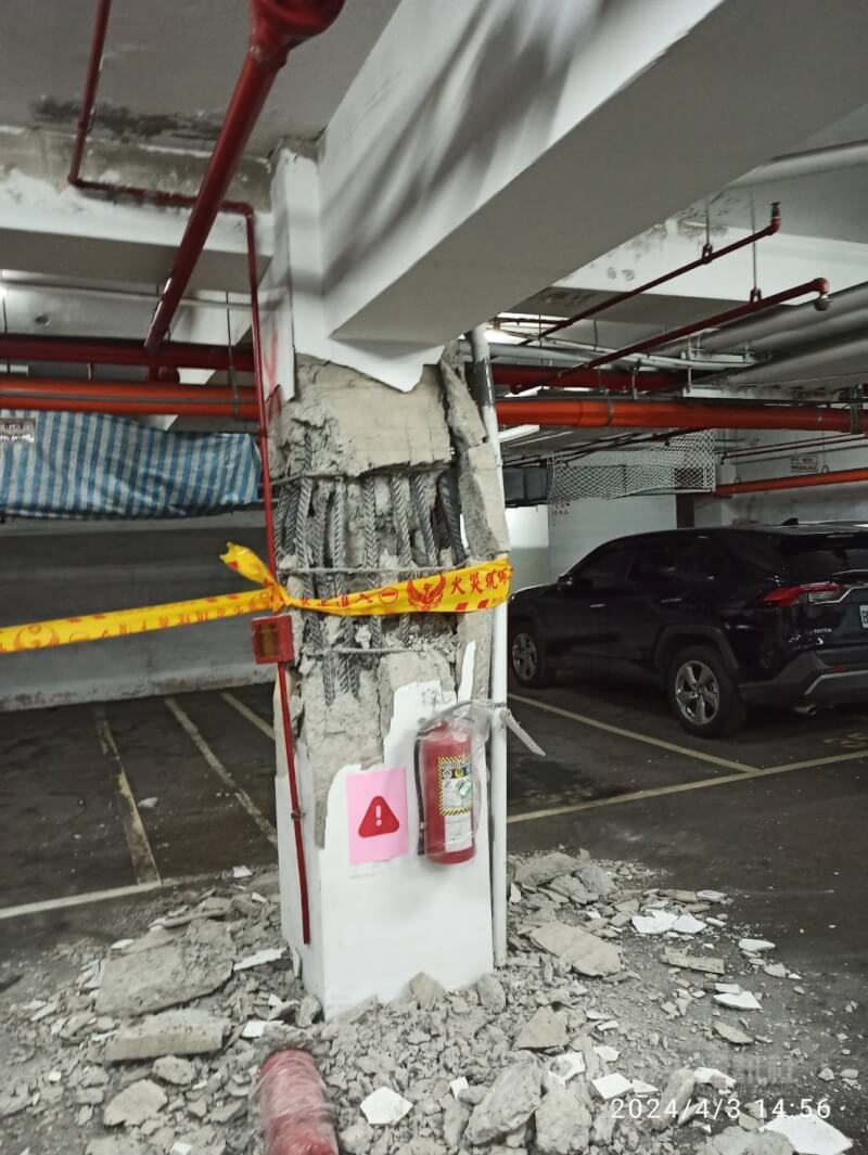 新北市土城區員林街一處社區其中一棟大樓地下室3日受到地震影響,梁柱鋼筋裸露變形,整棟40餘戶住戶先疏散至市民活動中心,由土城區公所協助安置。(翻攝照片)中央社記者楊侃儒傳真 113年4月3日