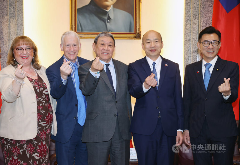 立法院長韓國瑜（右2）、副院長江啟臣（右1）3日接見及款宴「英國工黨國會議員訪問團」工黨台灣之友會共同主席梁辛尼勛爵（Lord Leong）（左3）一行。中央社記者鄭傑文攝  113年4月3日