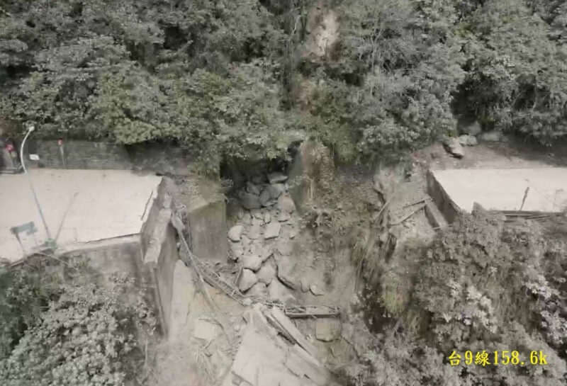 花莲3日发生芮氏规模7.2地震，台9线下清水桥中断。（公路局提供）中央社记者余晓涵传真 113年4月3日