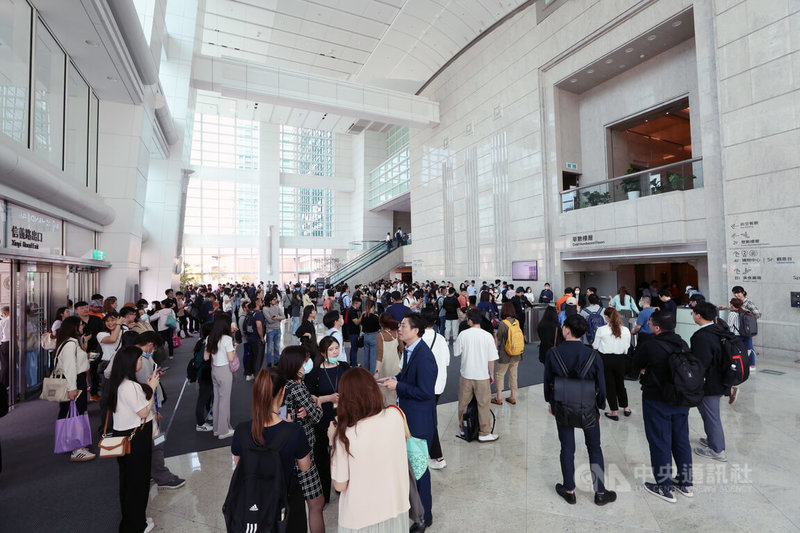 受到花蓮強震影響，台北101辦公大樓3日上午管制電梯搭乘，大批上班族聚集在1樓大廳處等待。中央社記者張新偉攝  113年4月3日