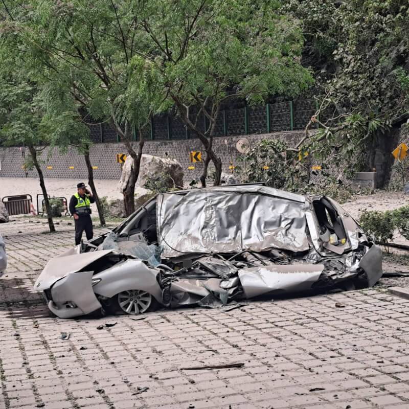 蘇花公路匯德隧道停車場內汽車遭落石壓扁,警消到場後發現車內1人死亡。(警方提供)中央社記者林巧璉傳真 113年4月3日