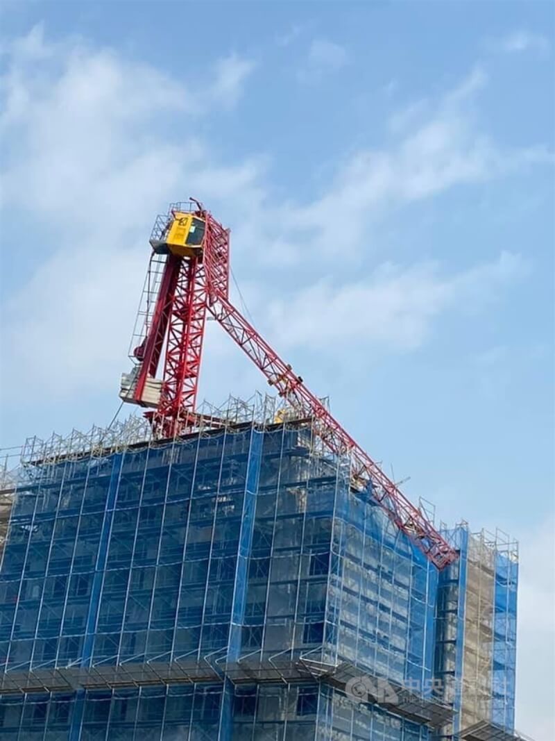新北新莊區中正路某建案頂樓施工吊車倒塌。(翻攝照片)中央社記者王鴻國傳真 113年4月3日