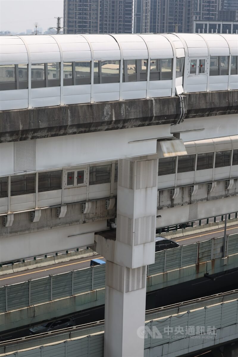 花蓮近海3日發生強震,且餘震不斷。有民眾發現捷運環狀線軌道梁柱疑似移位,新北捷運局表示,已全面巡檢各路段。中央社記者吳家昇攝 113年4月3日