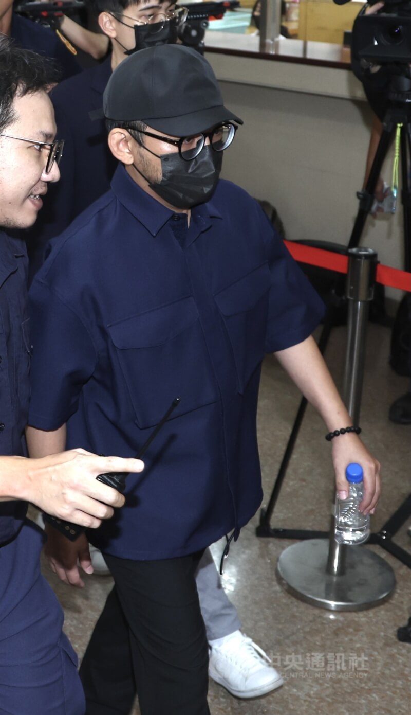 黃子佼去年8月4日被帶回台北市警察局婦幼隊偵訊，一語不發抵達北檢進行複訊。（中央社檔案照片）