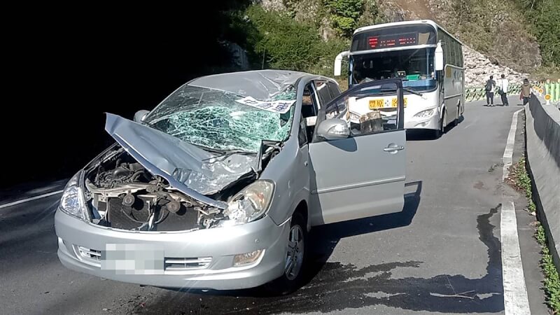中橫便道多處落石掉落,一輛小客車行駛中遭落石砸中,車輛嚴重毀損、擋風玻璃碎裂。(谷關工務段提供)中央社記者趙麗妍傳真 113年4月3日