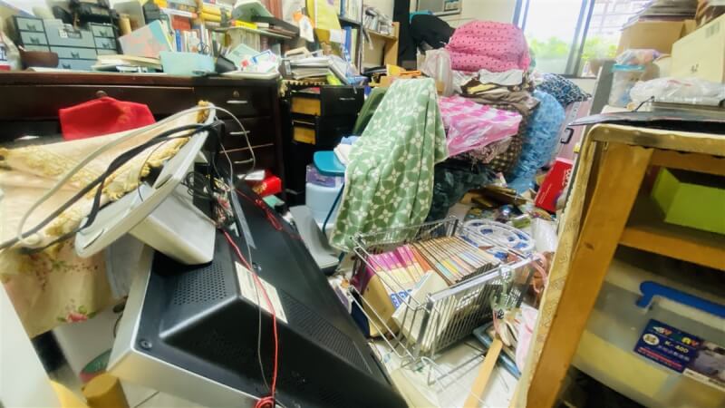 新北市土城區有民眾住家內書架、家電等東倒西歪,室內一片狼藉。(民眾提供)中央社記者黃旭昇新北市傳真 113年4月3日