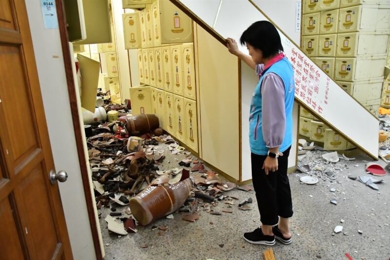 花蓮強震致災,吉安鄉長游淑貞(圖)3日赴慈雲山懷恩堂勘災,發現納骨櫃位災損嚴重,不少先人骨灰甕、骨灰罈摔落地面。(吉安鄉公所提供)中央社記者李卉婷傳真 113年4月3日