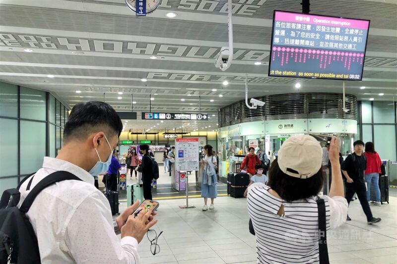 台灣東部3日上午發生地震，桃園市也受到影響，機場捷運全線列車一度暫停營運。中央社記者吳睿騏桃園攝 113年4月3日