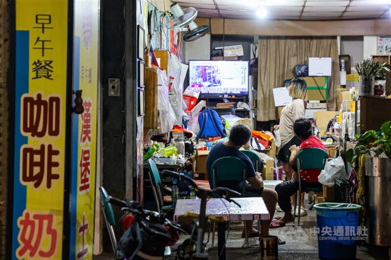 花蓮東部外海3日上午7時58分發生芮氏規模7.2地震，全台多處傳出災情、餘震不斷。花蓮市晚間有民眾聚集在一塊，認真關注有關震災的電視新聞報導。中央社記者鄭清元攝 113年4月3日