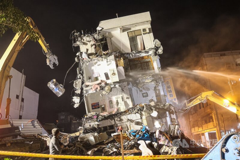 花蓮地區3日上午發生強震，位於花蓮市北濱街與康樂街一棟民宅大樓嚴重傾斜，晚間怪手等大型機具進駐展開拆除作業。中央社記者鄭清元攝 113年4月3日