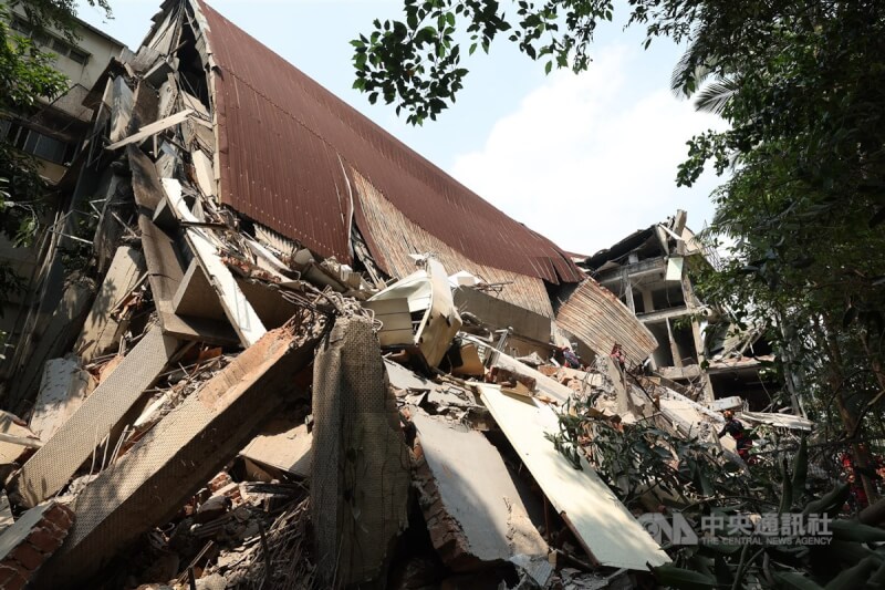 花蓮近海3日發生強震，新北市中和區連城路一處倉庫倒塌。中央社記者吳家昇攝 113年4月3日