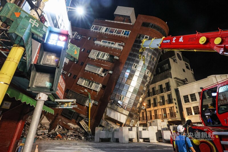 天王星大樓因地震而嚴重傾倒,至晚間仍持續以消波塊撐起傾斜建物。中央社記者鄭清元攝 113年4月3日