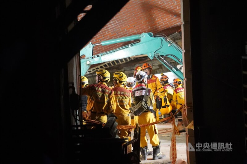 天王星大樓嚴重傾斜,特搜大隊人員直至3日入夜都仍持續搜救行動。中央社記者董俊志攝 113年4月3日