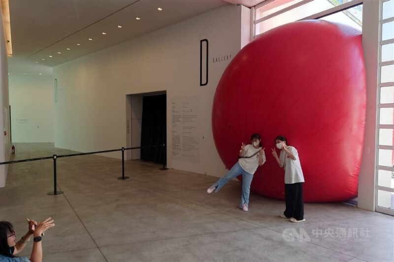 红球吸引民众前往近距离互动拍照。中央社记者杨思瑞摄 113年4月3日