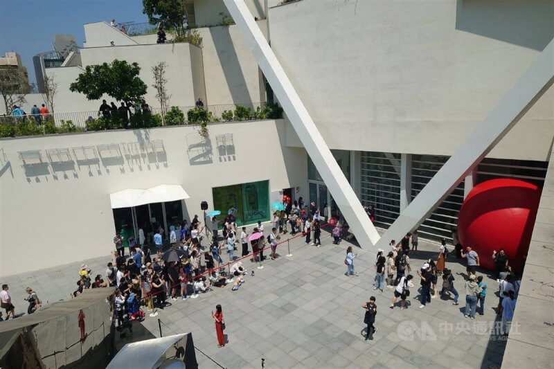 红球台南历史街区策展行动3日移展台南市美术馆2馆，红球出现在府前路出入口。中央社记者杨思瑞摄 113年4月3日