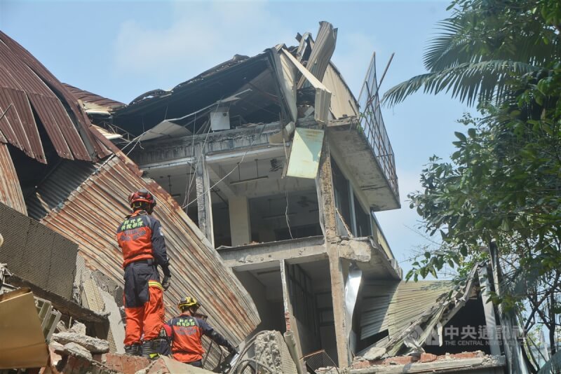 新北市中和區一棟建築物後棟倉庫3日上午地震後倒塌,現場可見倒塌建築的斷垣殘壁。中央社記者黃旭昇新北市攝 113年4月3日