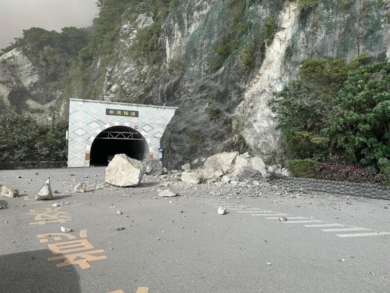 花蓮3日清晨地震，蘇花公路崇德隧道口前因大量落石，雙向交通受阻。（民眾提供）中央社記者蔡孟妤傳真 113年4月3日