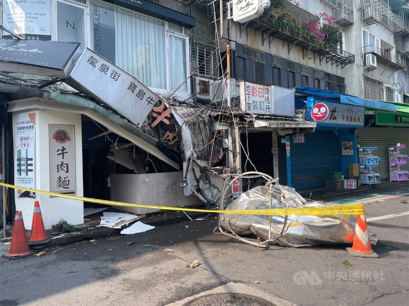 台北市師大夜市一棟建物水塔掉落,砸壞一樓店面。中央社記者張新偉攝 113年4月3日