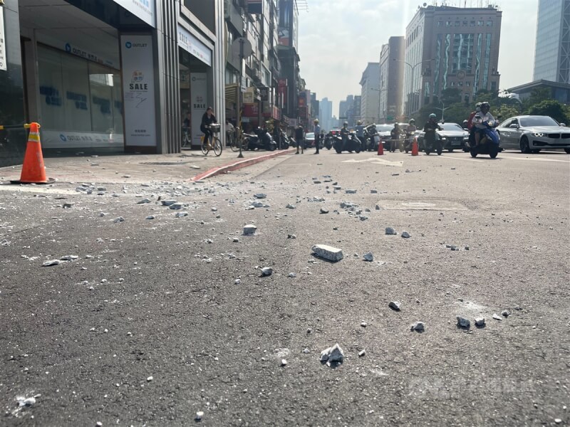 台北市忠孝東路5段一棟大樓磁磚掉落,碎裂一地。中央社記者張新偉攝 113年4月3日