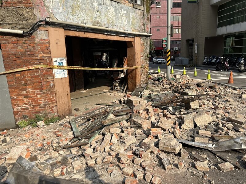 基隆市義一路與信三路口一棟老舊危宅也受影響,牆面坍塌、大量磚頭掉落,幸未傷到往來人車。(基隆市消防局提供)中央社記者沈如峰基隆傳真 113年4月3日