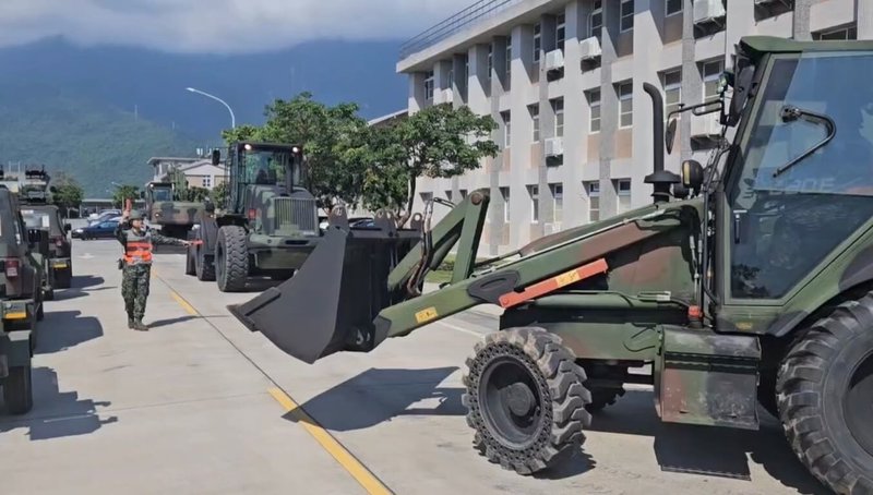 花蓮近海3日發生地震後,國軍第二作戰區執行救災機具整備。(國軍第二作戰區提供)中央社記者吳書緯傳真 113年4月3日
