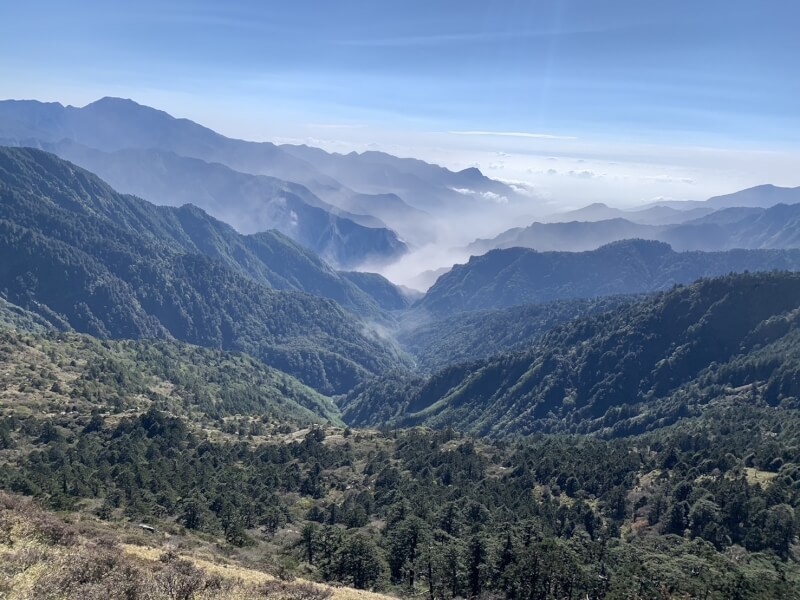 花蓮近海3日上午發生規模7.2地震，撼動山林。圖為往能高主山路上對面山區落石揚起沙塵。（林士棠、凱哥協作提供）