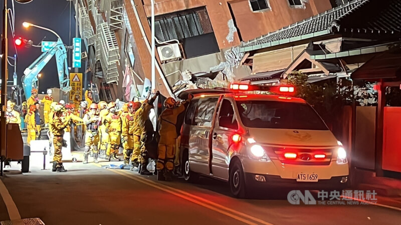 康姓女子晚間9時許被救出,但已身亡,遺體在眾人合力護送下被送上救護車。 中央社記者盧太城攝 113年4月3日