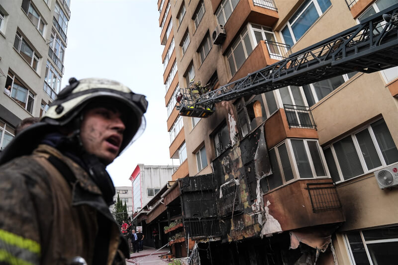 土耳其第一大城伊斯坦堡一家整修中的夜總會2日發生火警，已造成29人喪生、至少1人受傷。（安納杜魯新聞社）