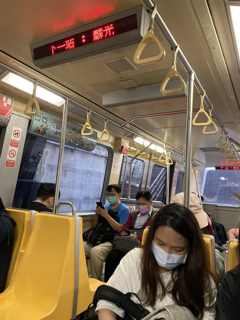 3日上午7時58分發生芮氏規模7.2地震,台北捷運暫停營運約40至60分,乘客冷靜在車廂內等待疏散。(中央社)