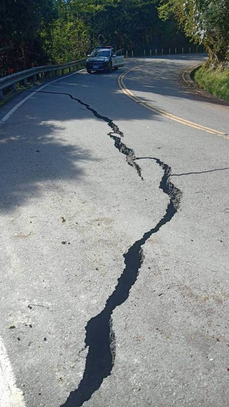 受花蓮強震影響，宜蘭縣太平山國家森林遊樂區聯外道路發生數段路面龜裂、並有持續性落石。林業及自然保育署宜蘭分署宣布，遊樂區3日起休園3天。（林業及自然保育署宜蘭分署提供）中央社記者沈如峰宜蘭傳真  113年4月3日