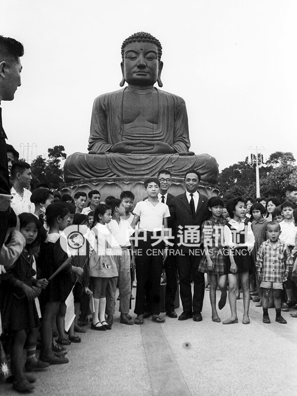 1962年馬拉加西總統齊拉納來台訪問6天，行程中參觀桃園石門水庫、彰化八卦山大佛等景點。（中央社檔案照片）