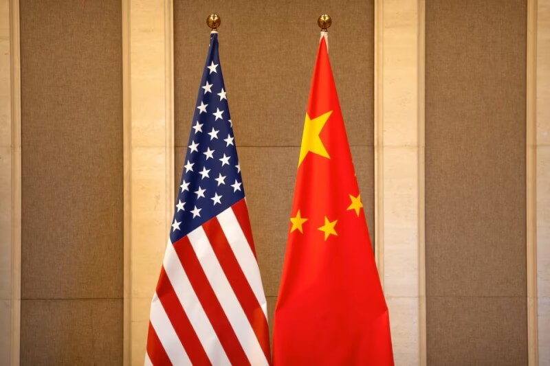 图为并列的美国和中国国旗。（路透社）