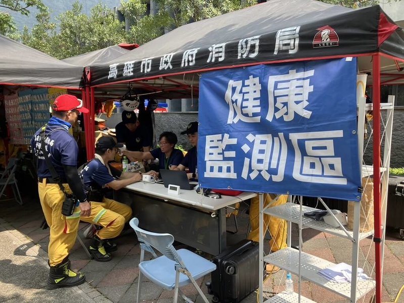 花蓮近海3日地震，高雄市特搜隊前往災區馳援，3梯次特搜編組人員共計65人4犬，交通部公路局東區養護工程分局太魯閣工務段在附近設立行動基地BoO，作為指揮中心、裝備器材及物資管理據點。（高雄市消防局提供）中央社記者洪學廣傳真  113年4月4日