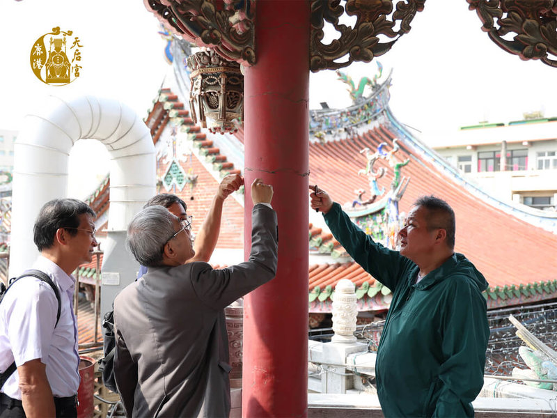 花蓮強震造成國定古蹟鹿港天后宮中殿屋脊、三川屋簷出現裂縫，三川殿木結構位移，文化部文化資產局長陳濟民（左2）4日帶隊現勘，目前整體結構尚無立即性危險，將請專業人員先緊急加固。（鹿港天后宮提供）中央社記者鄭維真傳真 113年4月4日