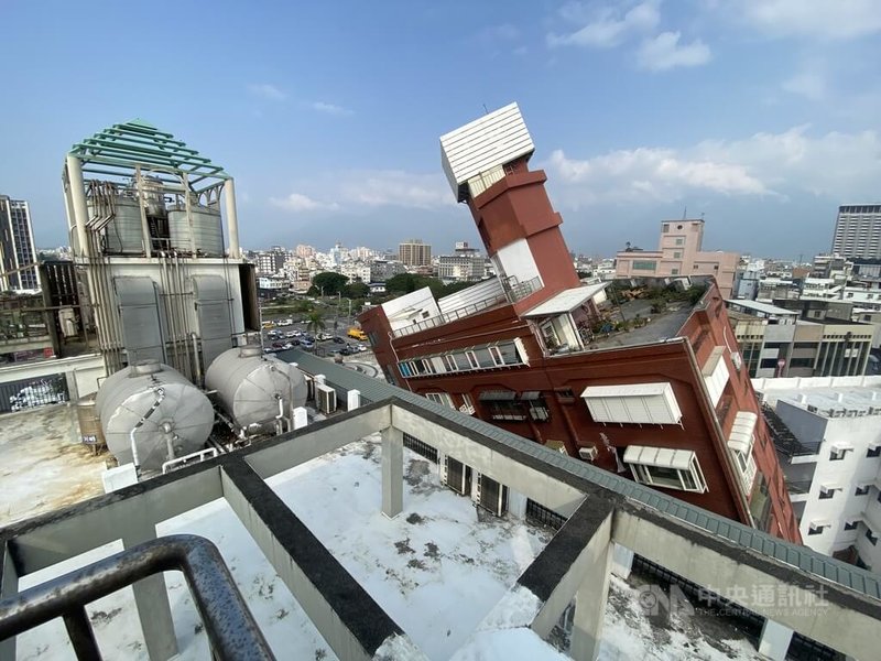 花蓮近海3日發生芮氏規模7.2地震，位於軒轅路的天王星大樓嚴重傾斜。中央社記者董俊志攝 113年4月4日