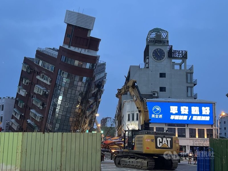 受花蓮強震影響嚴重傾斜的天王星大樓4日由檢察官和土木技師進行初步採樣蒐證作業，晚間現場持續加強大樓穩定，預計5日上午將準備拆除與試拆。中央社記者盧太城花蓮攝  113年4月4日